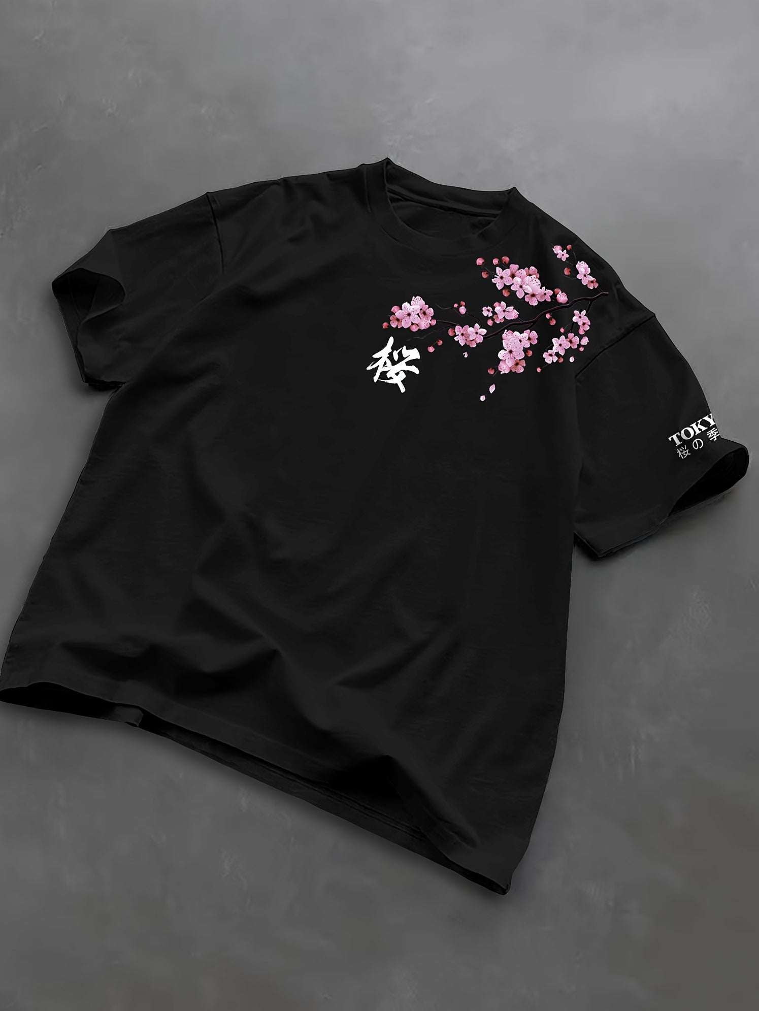 T-shirt de manga curta para homem com estampado de flores de cerejeira e elementos japoneses, estilo streetwear casual. Confortável e com gola redonda, ideal para a primavera e verão.