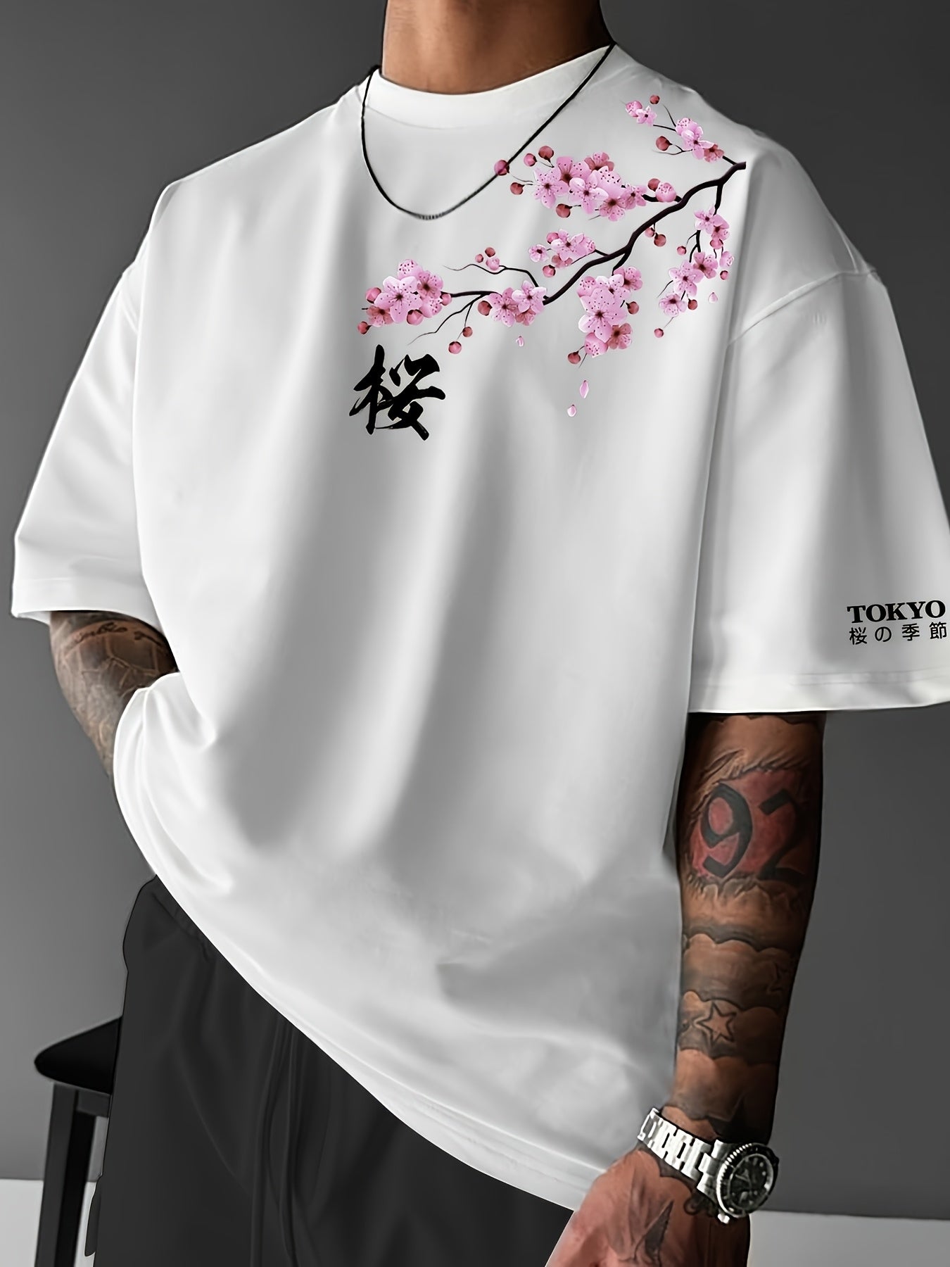 T-shirt de manga curta para homem com estampado de flores de cerejeira e elementos japoneses, estilo streetwear casual. Confortável e com gola redonda, ideal para a primavera e verão.