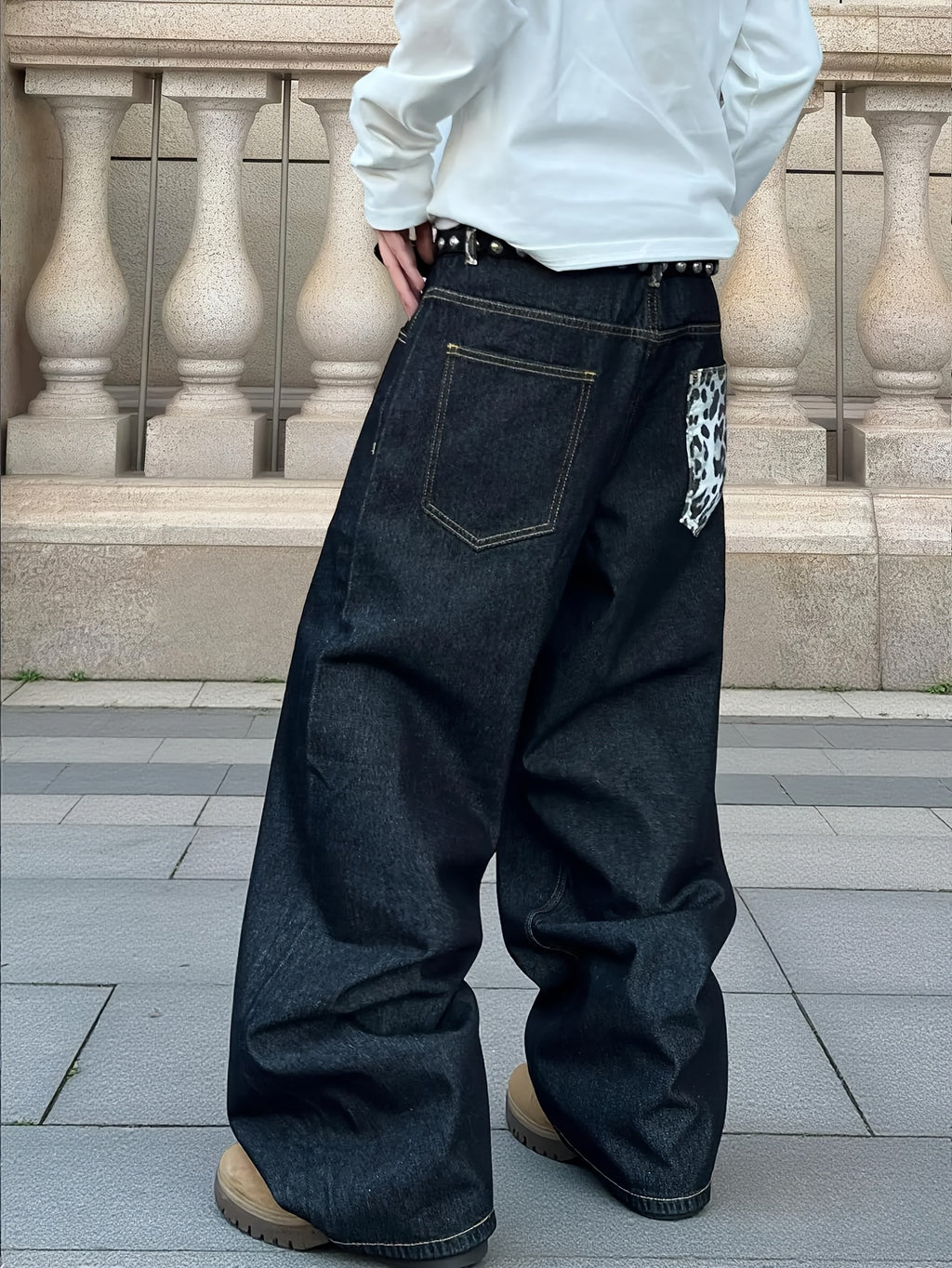 Calça de homem vintage preta com padrão leopardo, modelagem larga, estilo streetwear, jeans com bolsos e comprimento total (sem cinto/cabide incluído).