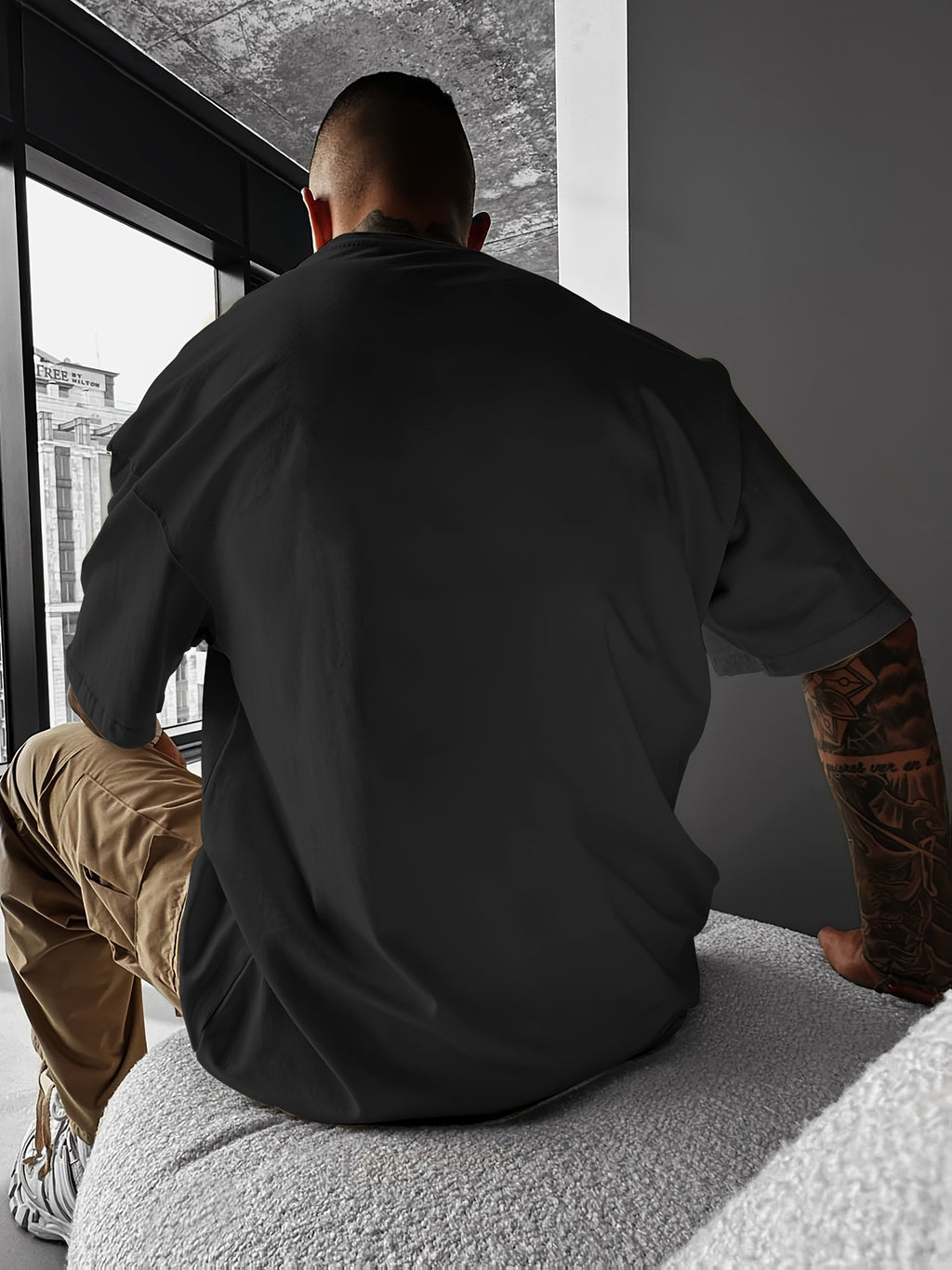 T-shirt de manga curta para homem com estampado de flores de cerejeira e elementos japoneses, estilo streetwear casual. Confortável e com gola redonda, ideal para a primavera e verão.