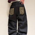 Calça de ganga larga com padrão leopardo estilo retro americano, corte largo e bainha dobrada, modelo streetwear preto para homem (cinto e acessórios não incluídos).