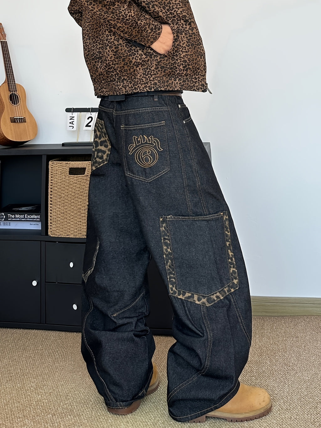 Calça de ganga para homem com estampa de leopardo bordada | Modelagem larga, estilo urbano, letras bordadas, bolsos grandes, tecido sem elasticidade, ideal para todas as estações