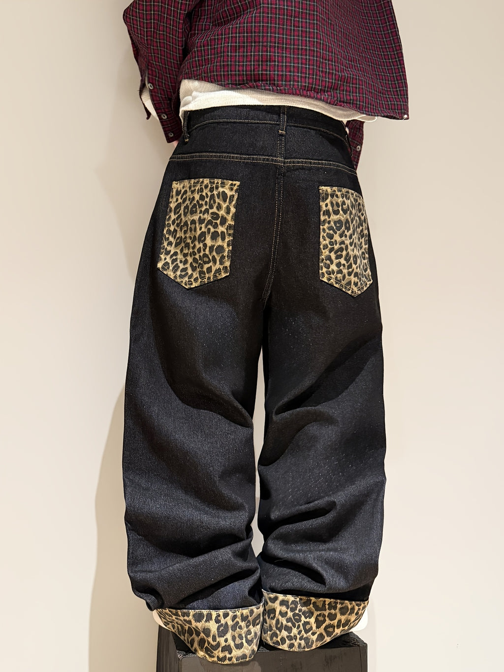 Calça de ganga larga com padrão leopardo estilo retro americano, corte largo e bainha dobrada, modelo streetwear preto para homem (cinto e acessórios não incluídos).