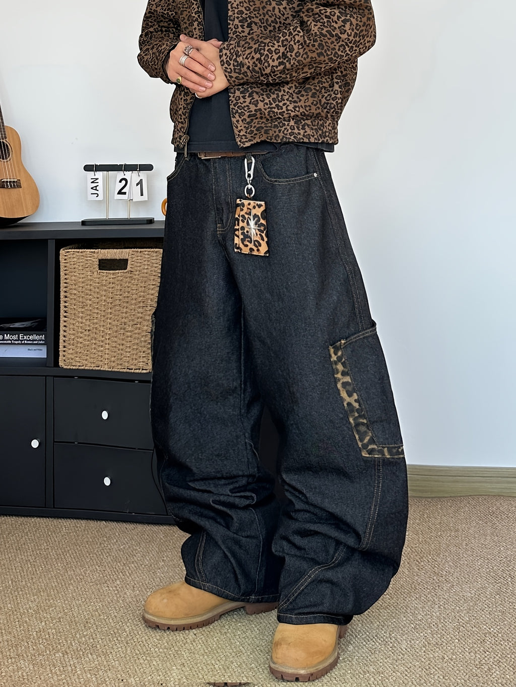 Calça de ganga para homem com estampa de leopardo bordada | Modelagem larga, estilo urbano, letras bordadas, bolsos grandes, tecido sem elasticidade, ideal para todas as estações