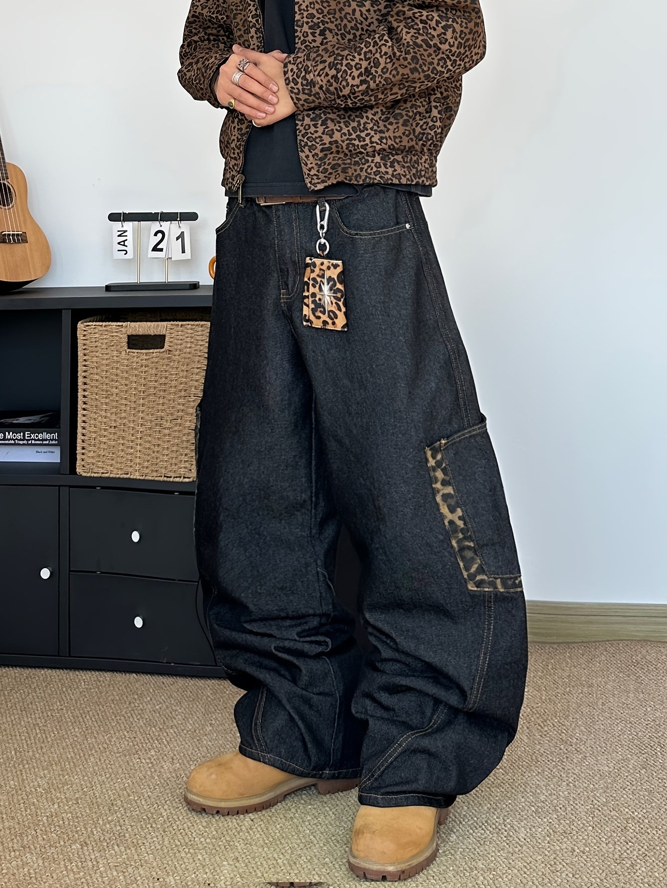 Calça de ganga para homem com estampa de leopardo bordada | Modelagem larga, estilo urbano, letras bordadas, bolsos grandes, tecido sem elasticidade, ideal para todas as estações