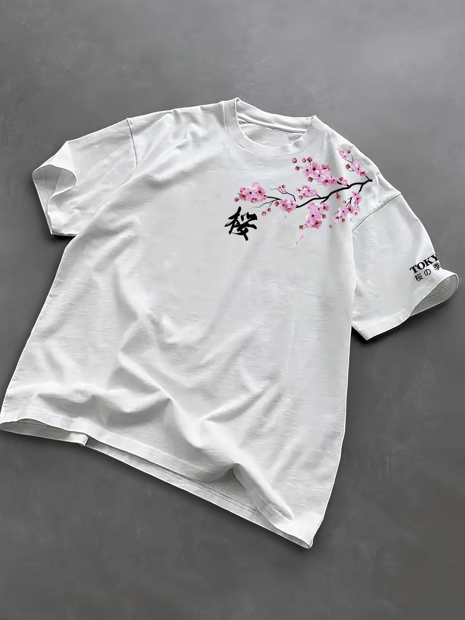T-shirt de manga curta para homem com estampado de flores de cerejeira e elementos japoneses, estilo streetwear casual. Confortável e com gola redonda, ideal para a primavera e verão.