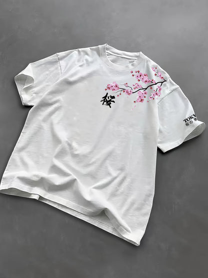 T-shirt de manga curta para homem com estampado de flores de cerejeira e elementos japoneses, estilo streetwear casual. Confortável e com gola redonda, ideal para a primavera e verão.