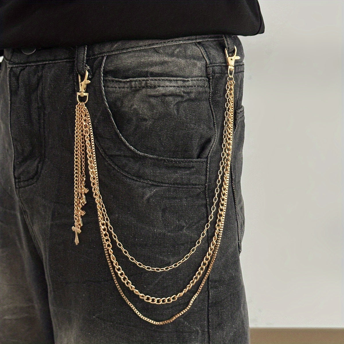 Chaîne de pantalon avec pendentif croix à trois rangs, style décontracté et minimaliste, arborant un design rétro tendance, idéal pour les soirées de tous les jours, ce qui en fait un cadeau polyvalent pour homme.