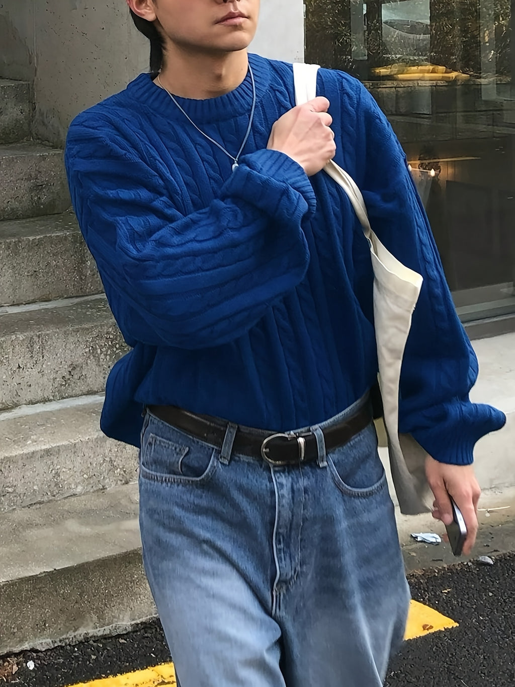 Pull unisexe automne/hiver style streetwear, en maille torsadée avec cordon de serrage, coupe ample et décontractée, col rond, épaules tombantes et manches longues.