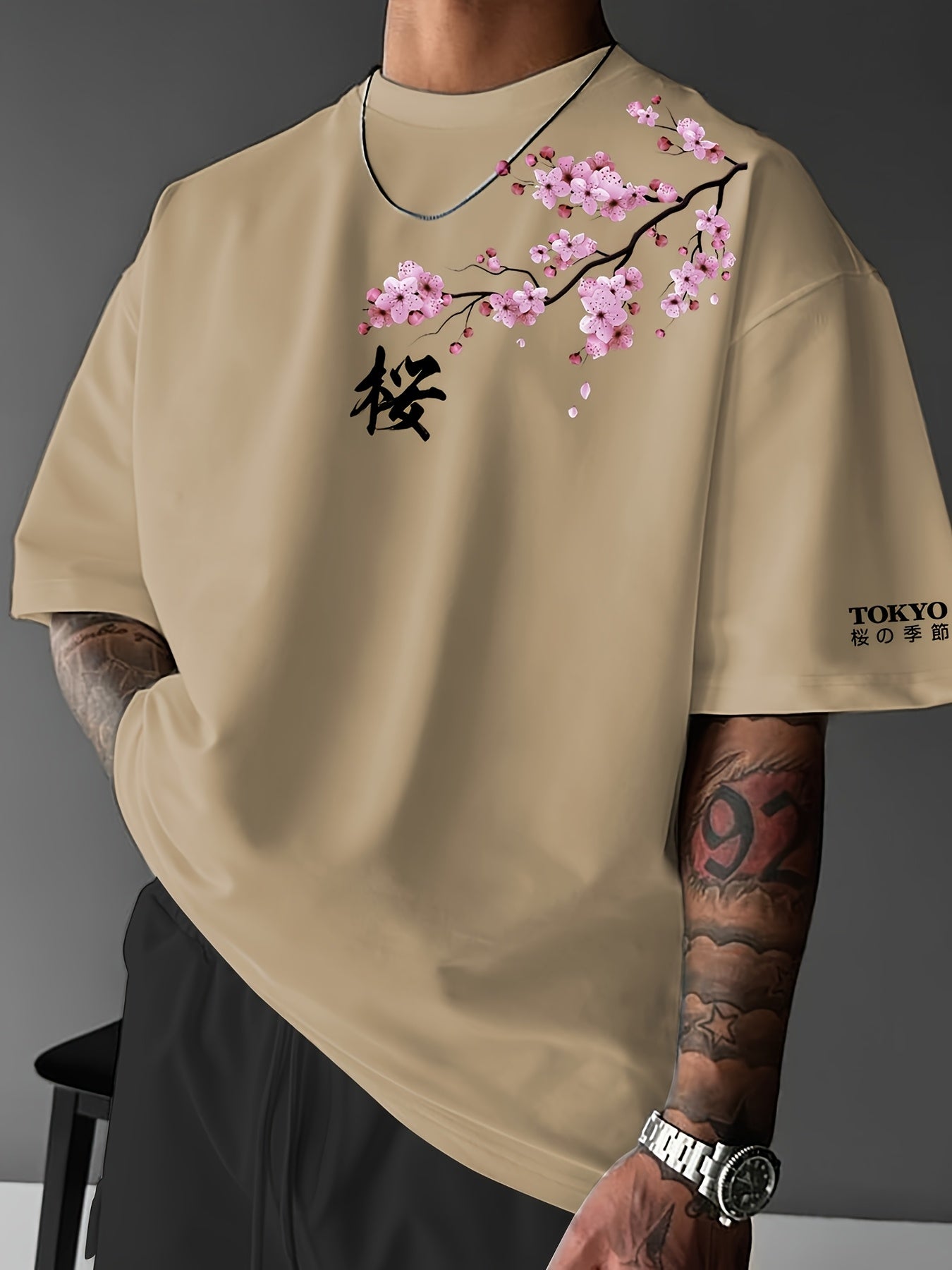 T-shirt de manga curta para homem com estampado de flores de cerejeira e elementos japoneses, estilo streetwear casual. Confortável e com gola redonda, ideal para a primavera e verão.