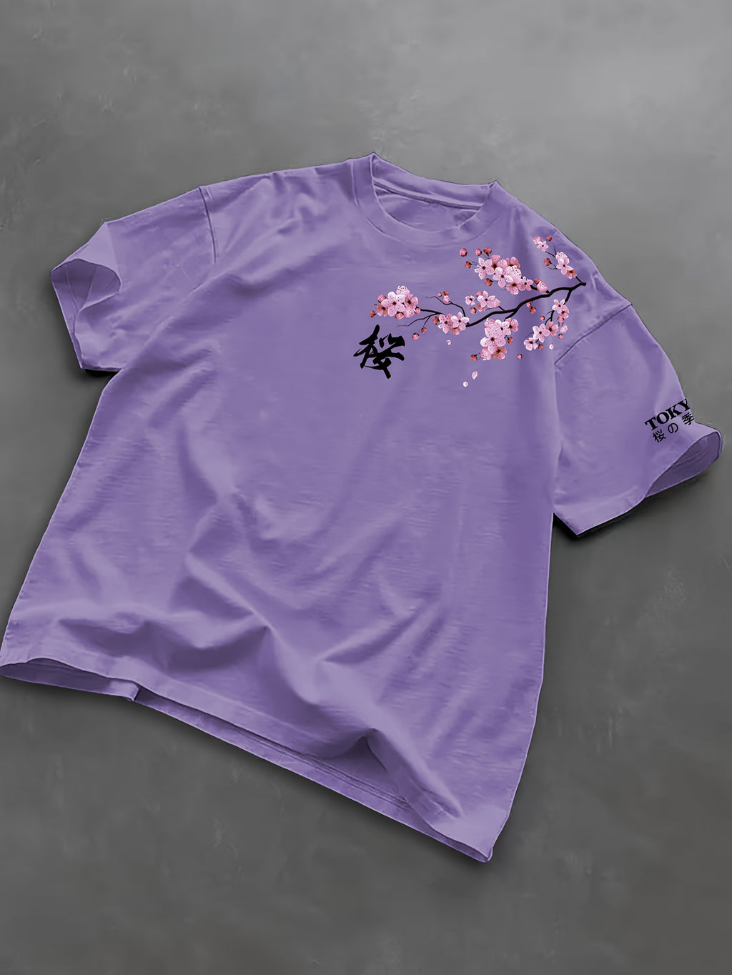 T-shirt de manga curta para homem com estampado de flores de cerejeira e elementos japoneses, estilo streetwear casual. Confortável e com gola redonda, ideal para a primavera e verão.