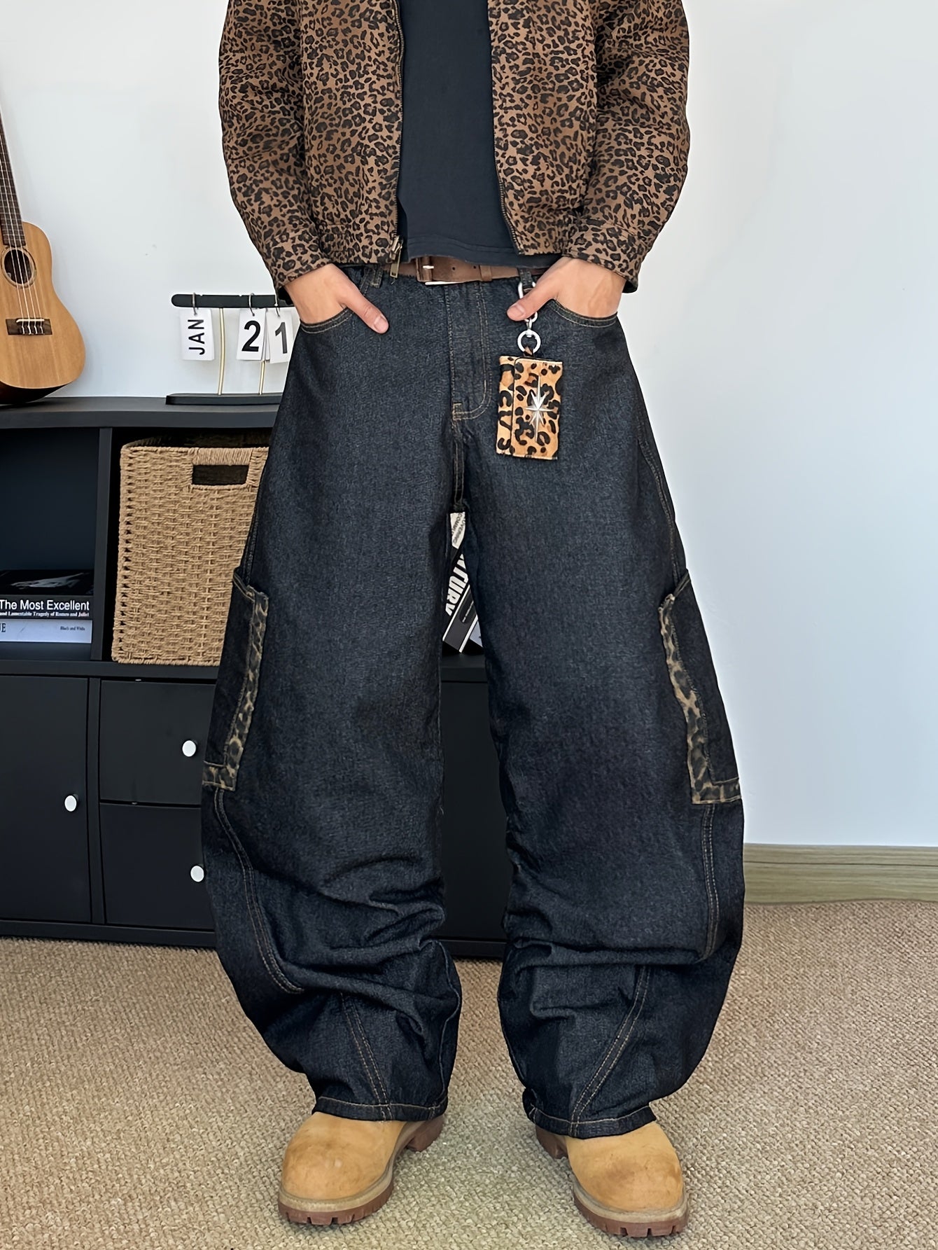 Calça de ganga para homem com estampa de leopardo bordada | Modelagem larga, estilo urbano, letras bordadas, bolsos grandes, tecido sem elasticidade, ideal para todas as estações