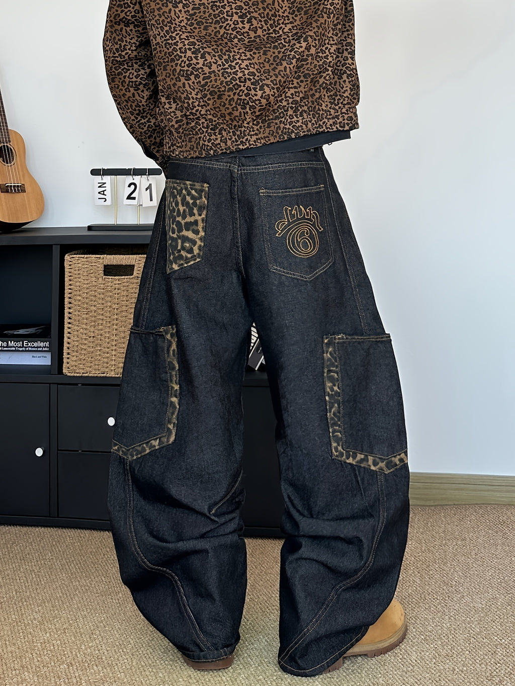 Calça de ganga para homem com estampa de leopardo bordada | Modelagem larga, estilo urbano, letras bordadas, bolsos grandes, tecido sem elasticidade, ideal para todas as estações