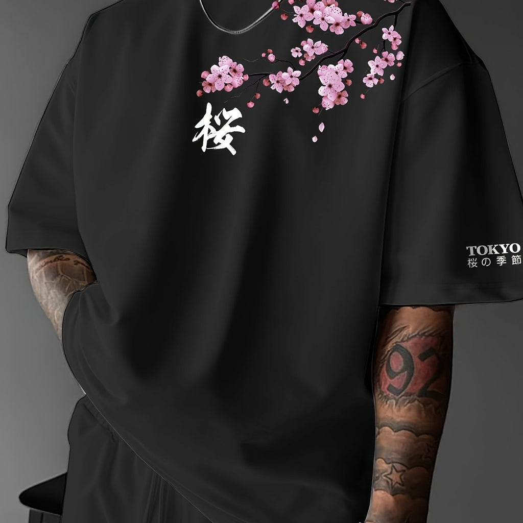T-shirt de manga curta para homem com estampado de flores de cerejeira e elementos japoneses, estilo streetwear casual. Confortável e com gola redonda, ideal para a primavera e verão.