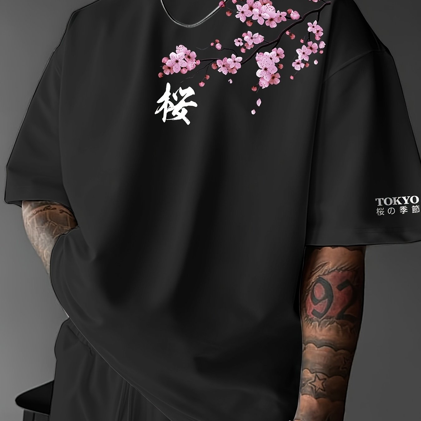 T-shirt de manga curta para homem com estampado de flores de cerejeira e elementos japoneses, estilo streetwear casual. Confortável e com gola redonda, ideal para a primavera e verão.