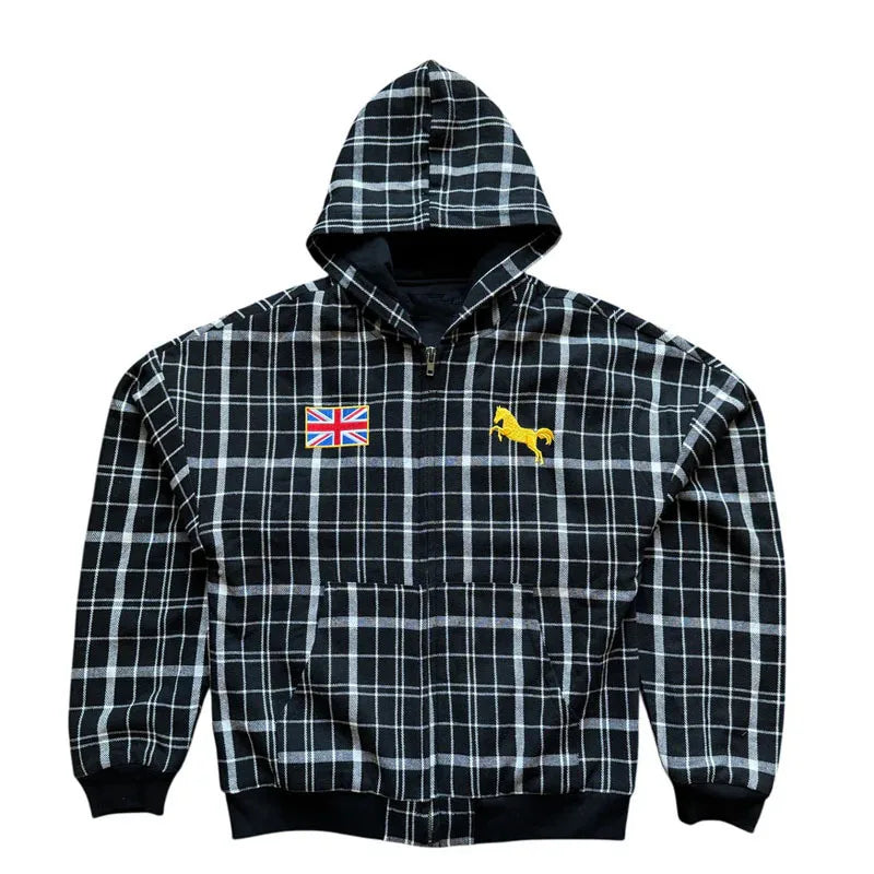 Casaco desportivo com capuz às riscas, estilo streetwear Y2K, outono/inverno 2025, com bordado da bandeira nacional e corte largo.
