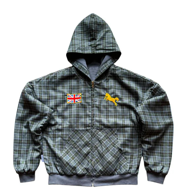 Casaco desportivo com capuz às riscas, estilo streetwear Y2K, outono/inverno 2025, com bordado da bandeira nacional e corte largo.