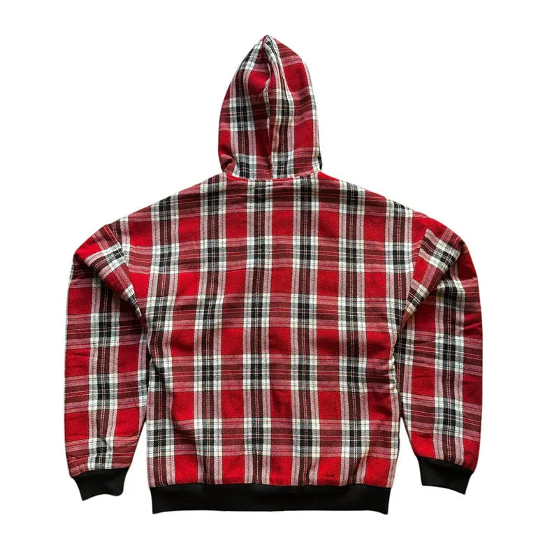 Casaco desportivo com capuz às riscas, estilo streetwear Y2K, outono/inverno 2025, com bordado da bandeira nacional e corte largo.