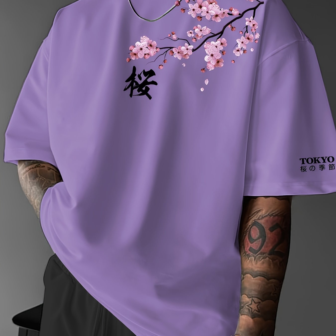 T-shirt de manga curta para homem com estampado de flores de cerejeira e elementos japoneses, estilo streetwear casual. Confortável e com gola redonda, ideal para a primavera e verão.