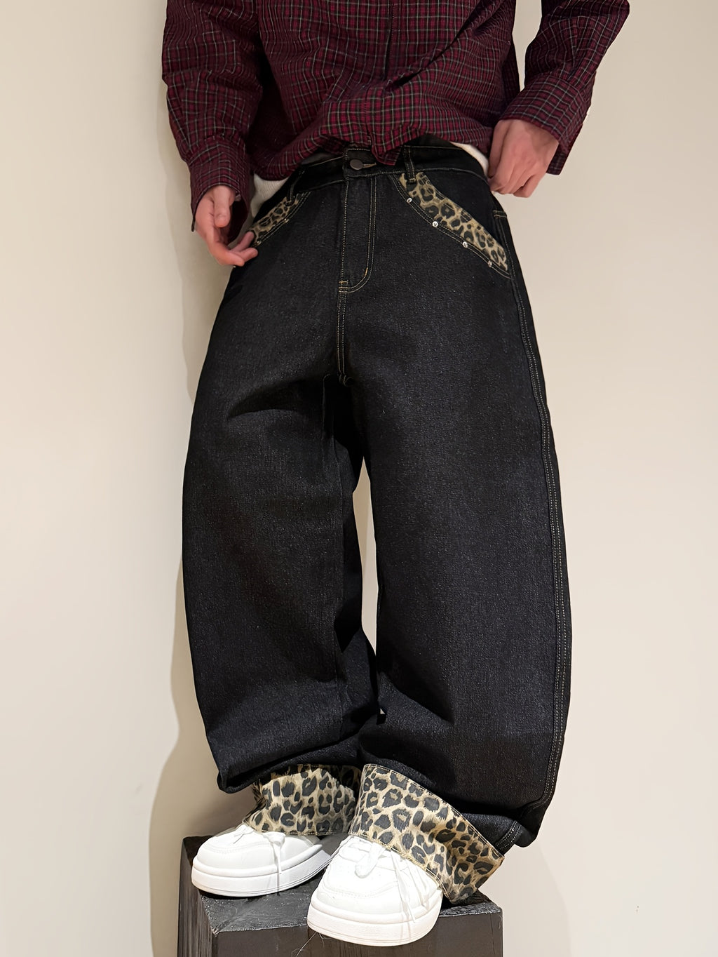 Calça de ganga larga com padrão leopardo estilo retro americano, corte largo e bainha dobrada, modelo streetwear preto para homem (cinto e acessórios não incluídos).