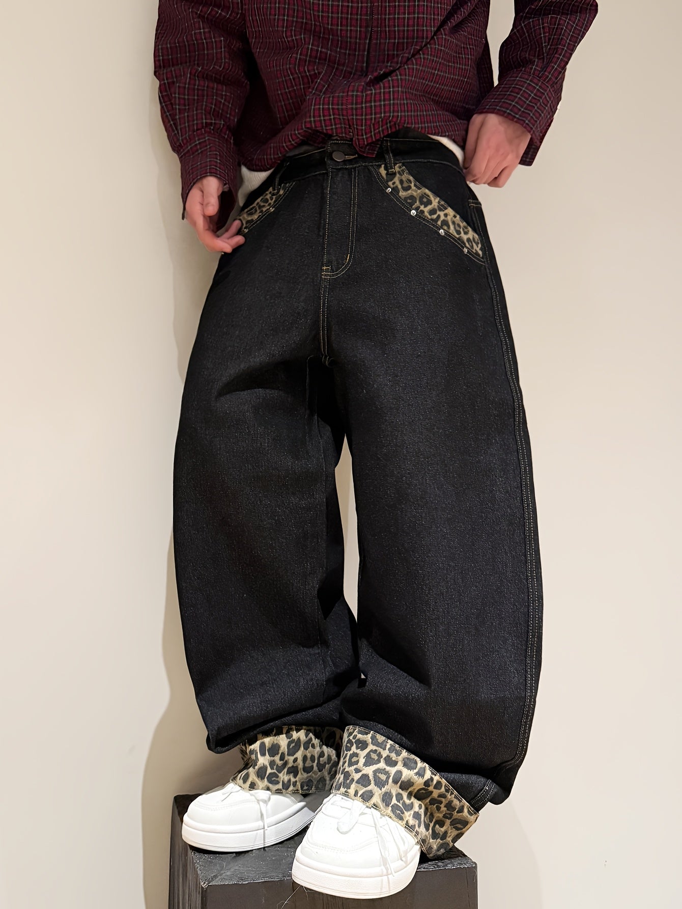 Calça de ganga larga com padrão leopardo estilo retro americano, corte largo e bainha dobrada, modelo streetwear preto para homem (cinto e acessórios não incluídos).