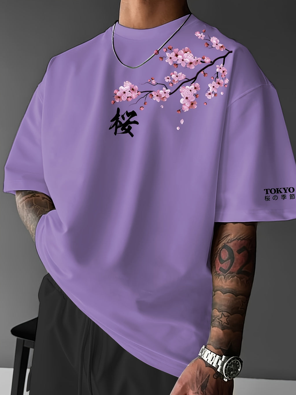 T-shirt de manga curta para homem com estampado de flores de cerejeira e elementos japoneses, estilo streetwear casual. Confortável e com gola redonda, ideal para a primavera e verão.