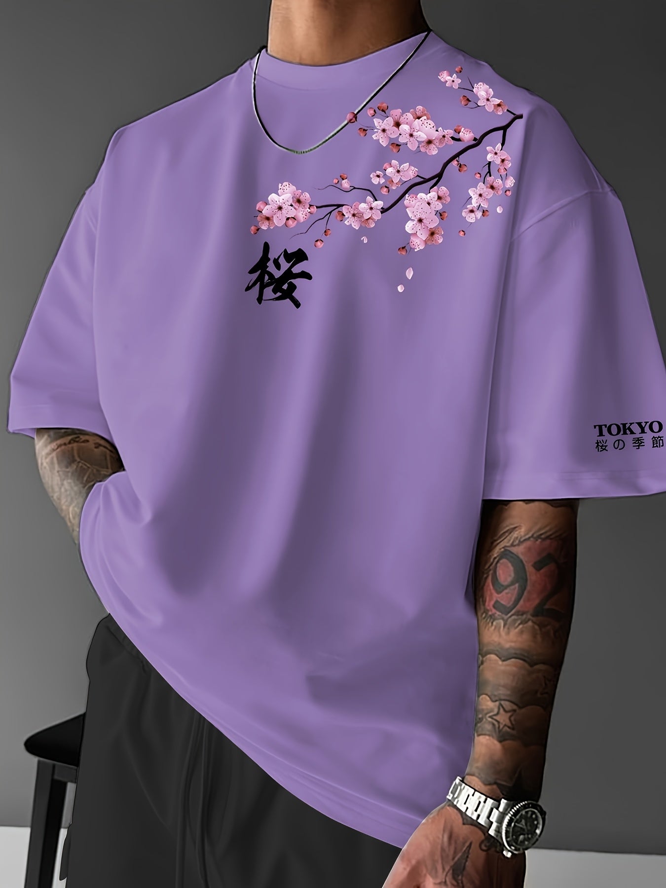T-shirt de manga curta para homem com estampado de flores de cerejeira e elementos japoneses, estilo streetwear casual. Confortável e com gola redonda, ideal para a primavera e verão.
