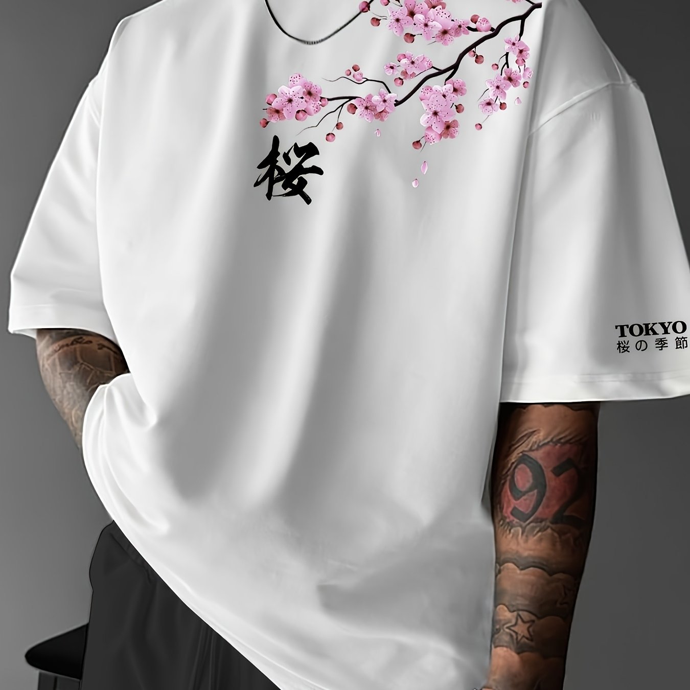 T-shirt de manga curta para homem com estampado de flores de cerejeira e elementos japoneses, estilo streetwear casual. Confortável e com gola redonda, ideal para a primavera e verão.