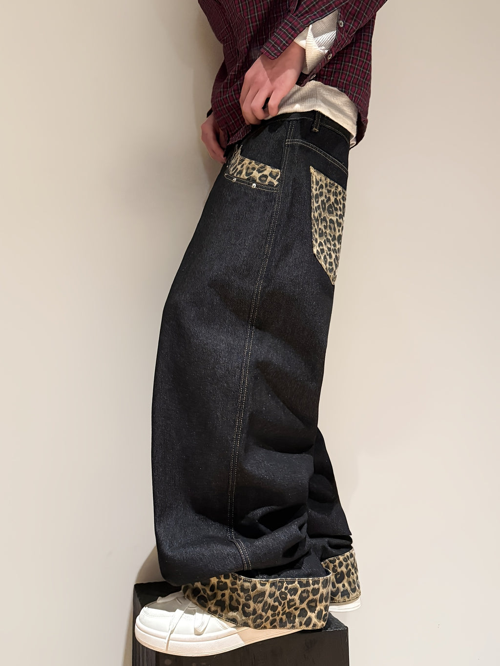 Calça de ganga larga com padrão leopardo estilo retro americano, corte largo e bainha dobrada, modelo streetwear preto para homem (cinto e acessórios não incluídos).