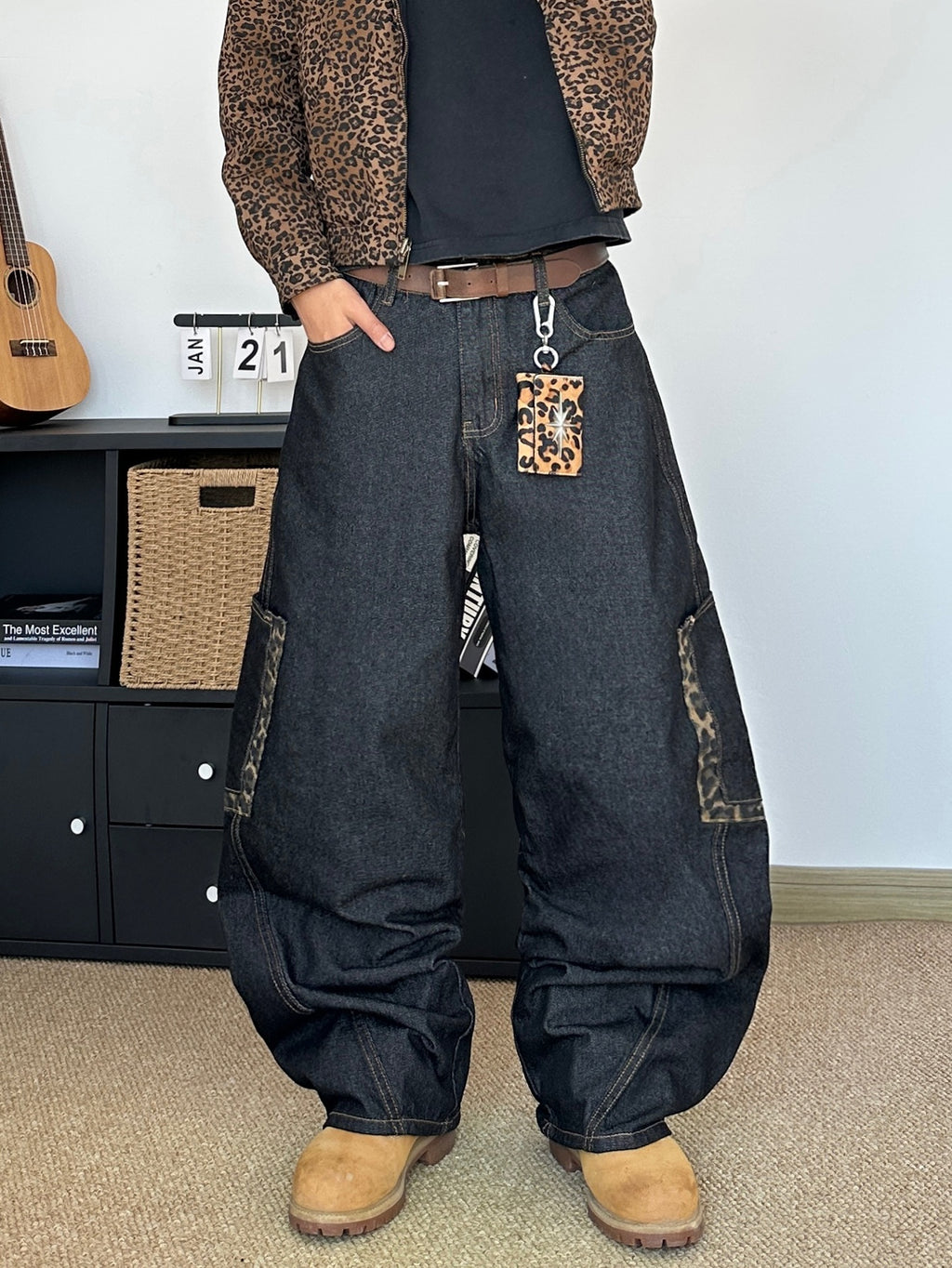 Calça de ganga para homem com estampa de leopardo bordada | Modelagem larga, estilo urbano, letras bordadas, bolsos grandes, tecido sem elasticidade, ideal para todas as estações