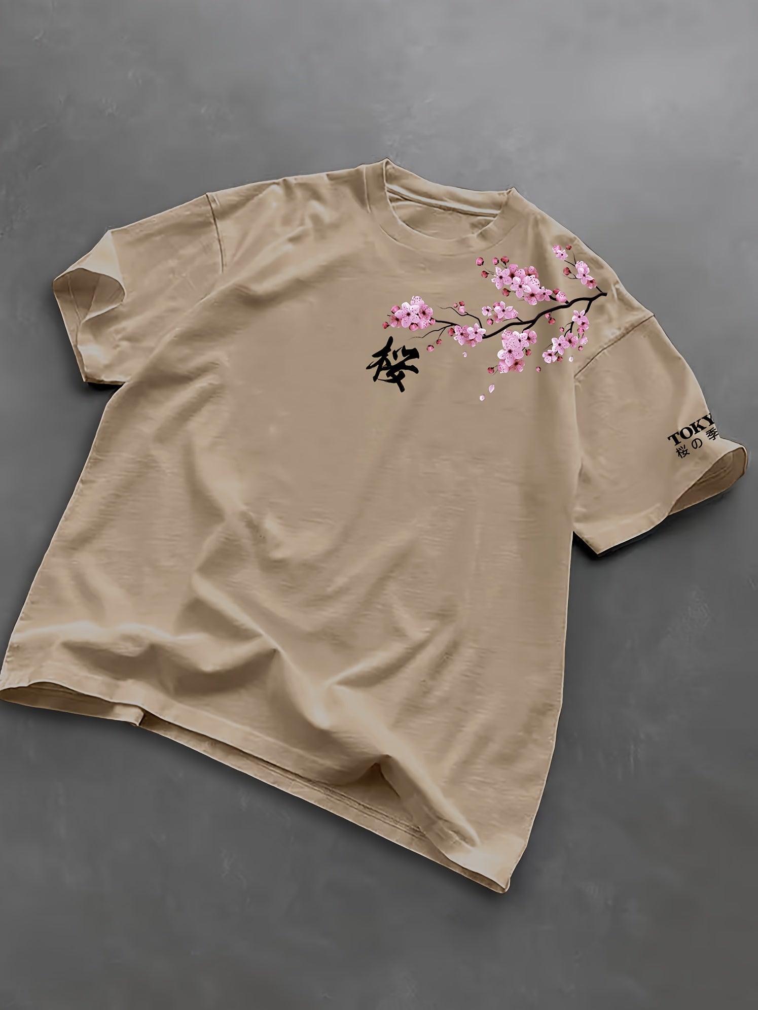 T-shirt de manga curta para homem com estampado de flores de cerejeira e elementos japoneses, estilo streetwear casual. Confortável e com gola redonda, ideal para a primavera e verão.