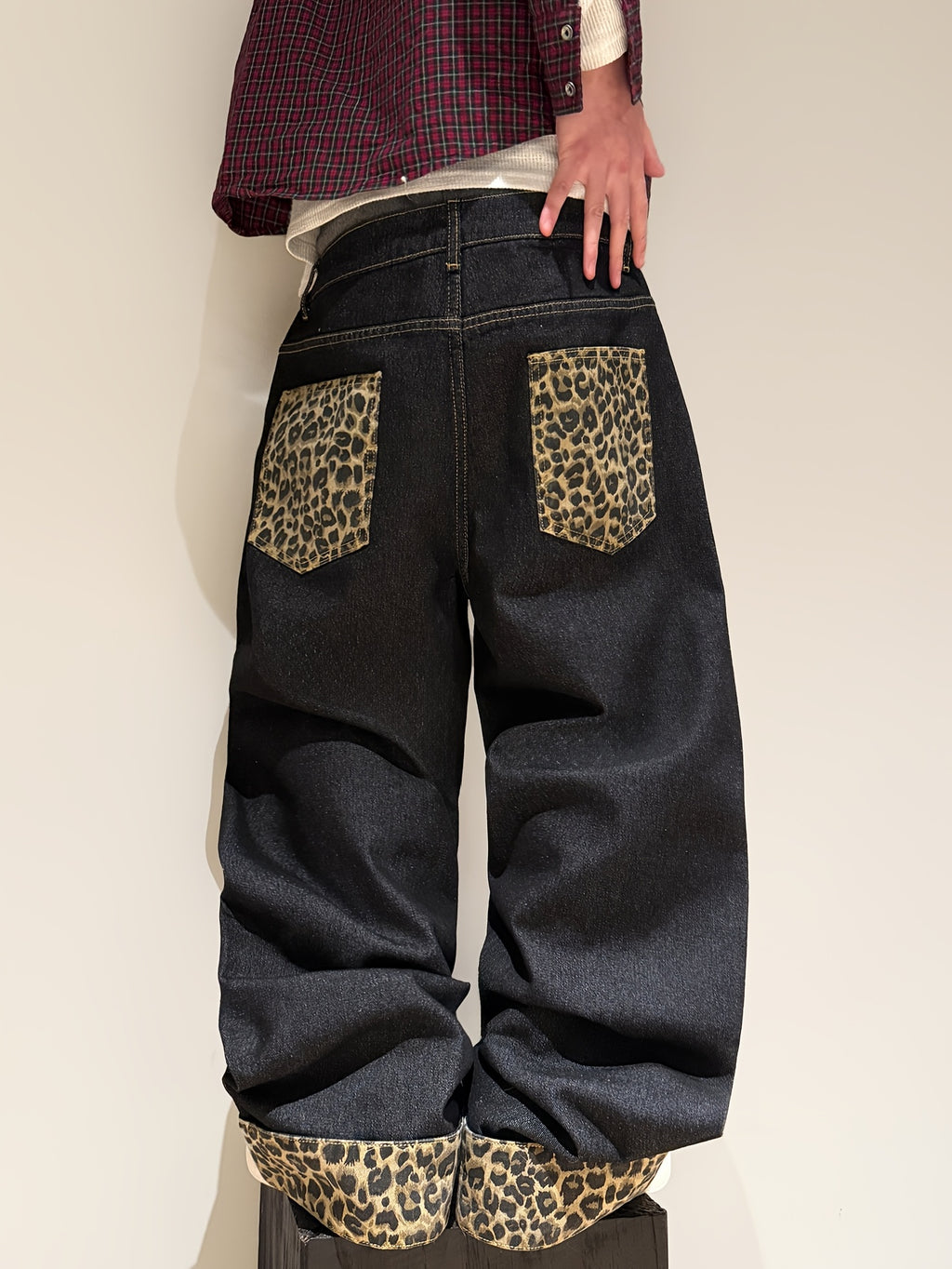 Calça de ganga larga com padrão leopardo estilo retro americano, corte largo e bainha dobrada, modelo streetwear preto para homem (cinto e acessórios não incluídos).