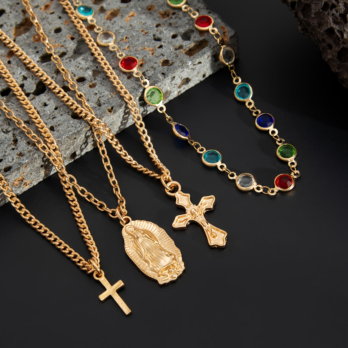 Ensemble de 4 colliers croix hip-hop tendance et originaux, ornés de cristaux synthétiques multicolores, parfaits pour compléter une tenue décontractée masculine, pour les couples ou comme cadeaux de Noël.