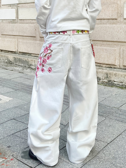Jean blanc ample pour homme, orné de broderies artistiques de fleurs de prunier et d'une coupe droite décontractée d'inspiration workwear, style vintage casual. Pantalon en denim tendance Y2K hip-hop américain, à jambes larges et polyvalentes.