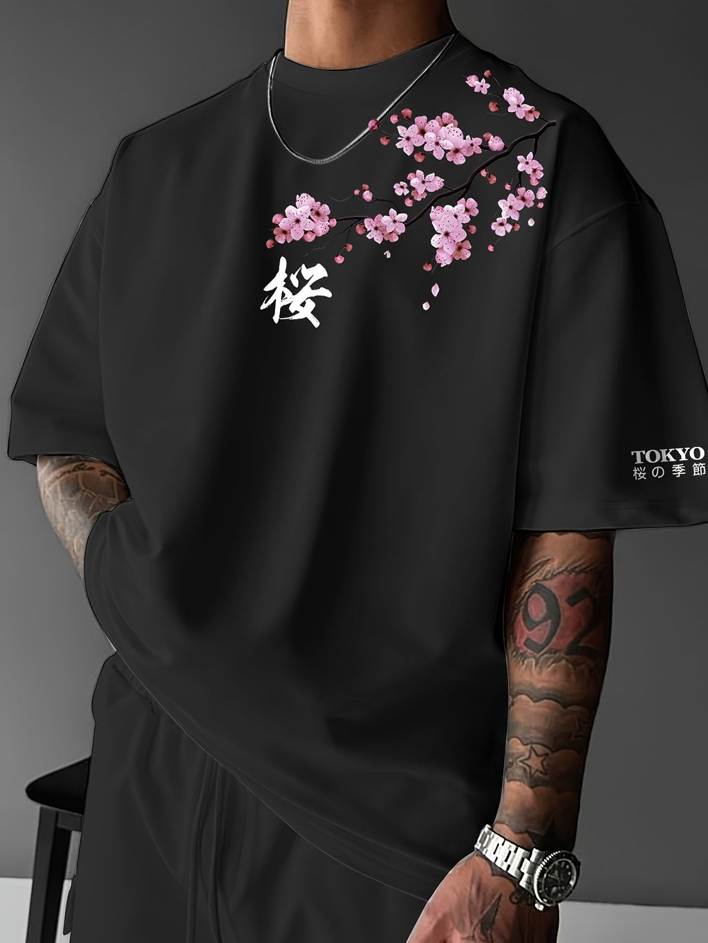 T-shirt de manga curta para homem com estampado de flores de cerejeira e elementos japoneses, estilo streetwear casual. Confortável e com gola redonda, ideal para a primavera e verão.