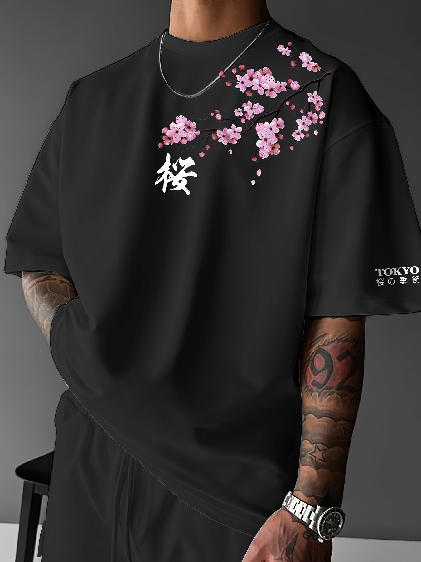 T-shirt de manga curta para homem com estampado de flores de cerejeira e elementos japoneses, estilo streetwear casual. Confortável e com gola redonda, ideal para a primavera e verão.