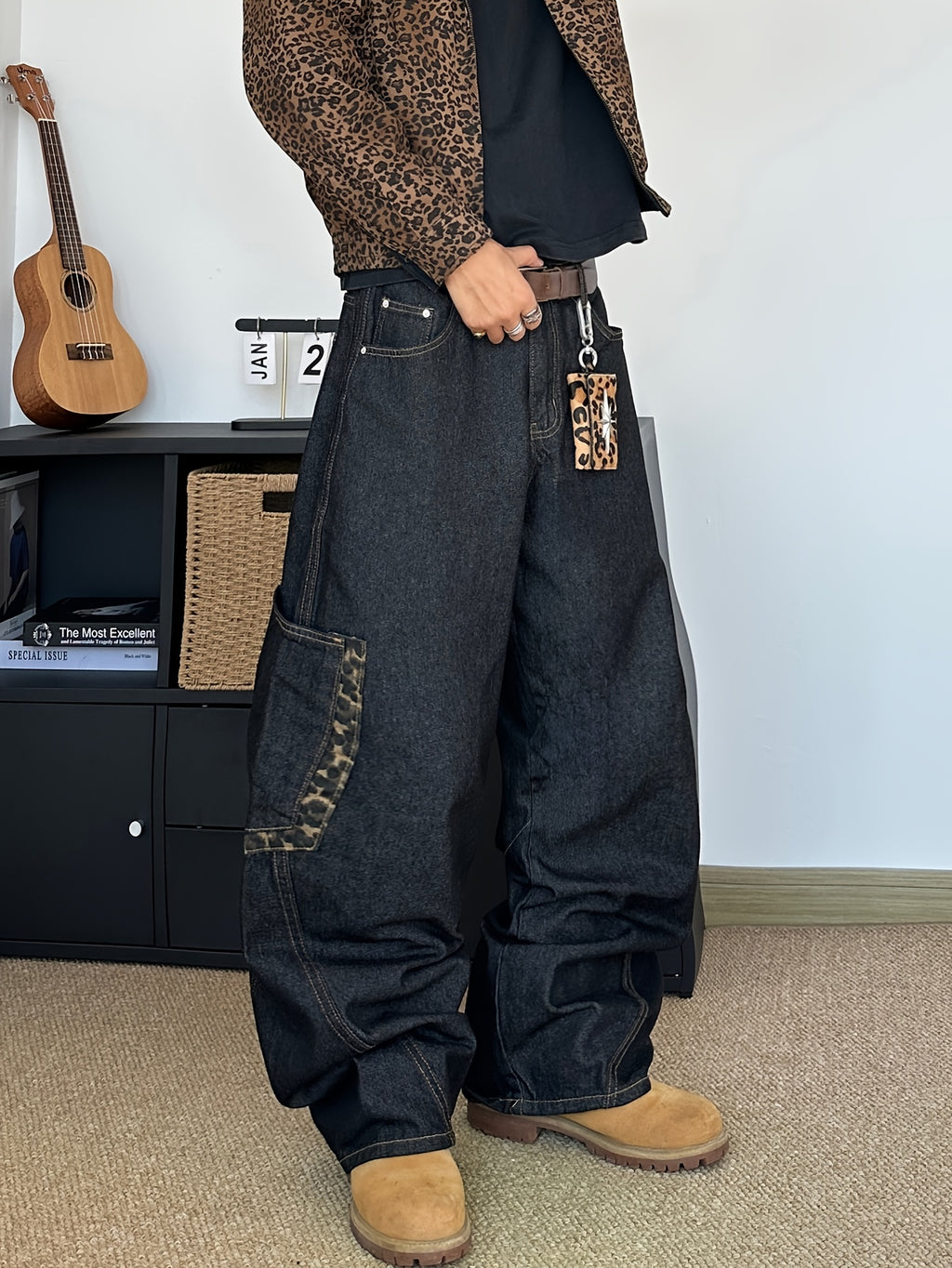 Calça de ganga para homem com estampa de leopardo bordada | Modelagem larga, estilo urbano, letras bordadas, bolsos grandes, tecido sem elasticidade, ideal para todas as estações